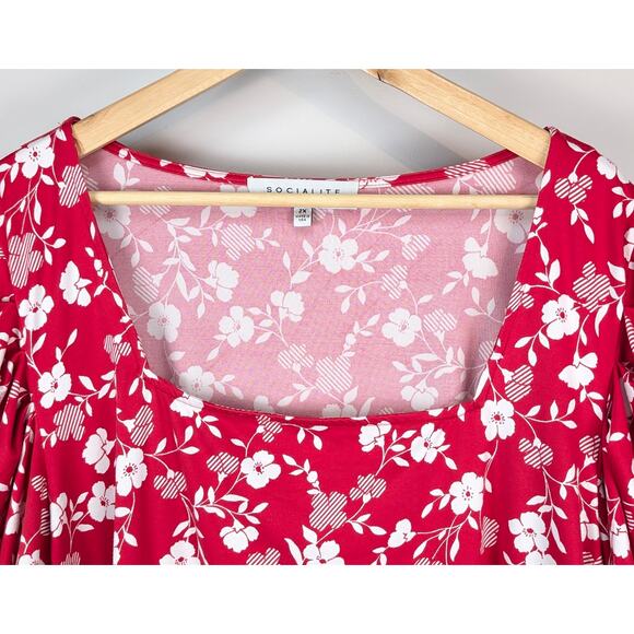 Socialite Curve Short Petal Sleeve Top in Bright Red and White Floral Print 2x - Picture 3 of 7
